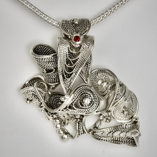 Pendant sterling silver filigree, garnet